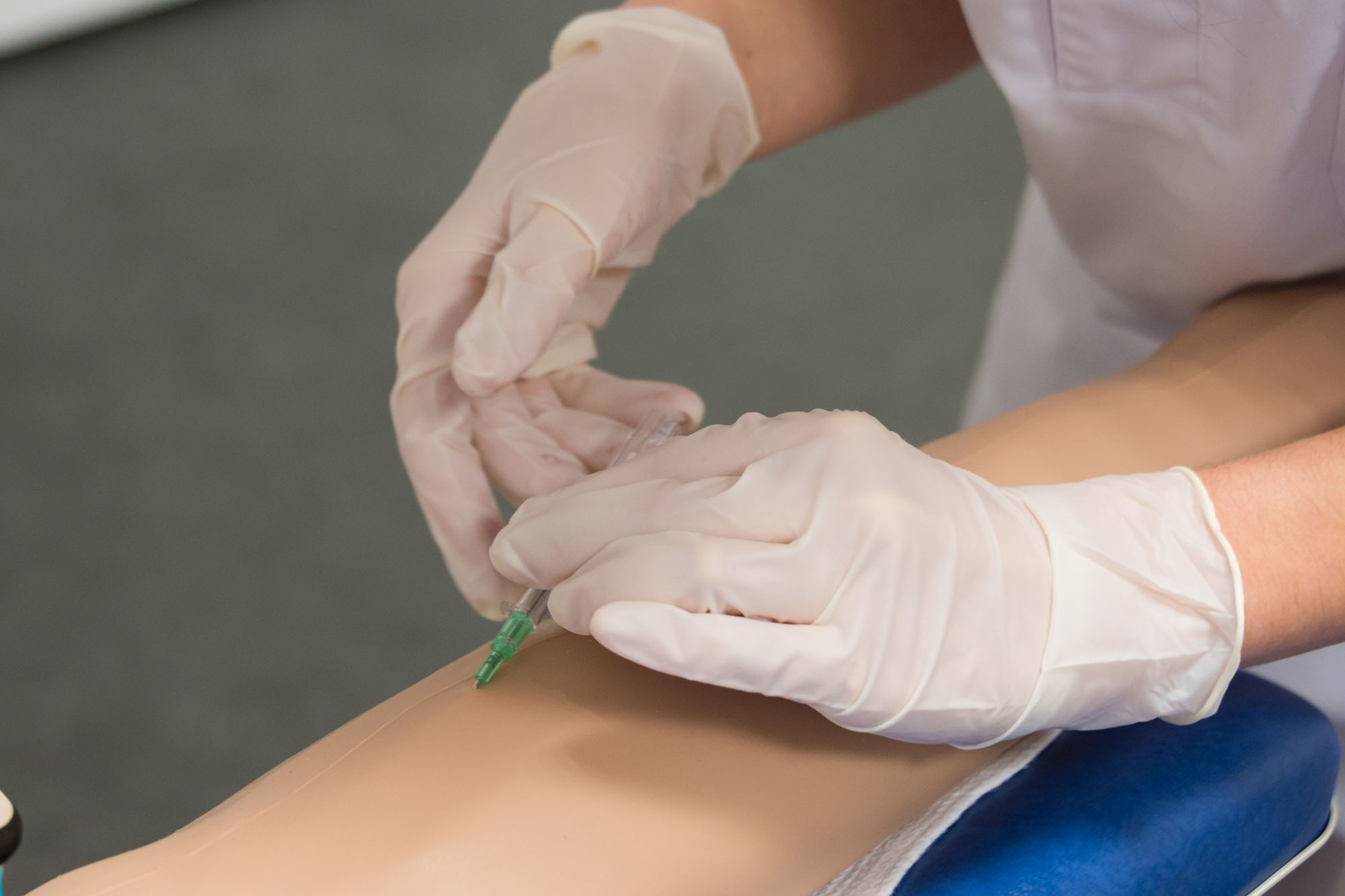 - Réaliser un prélèvement veineux sécurisé pour le patient.
- Conduire une procédure de prélèvement conforme aux règles de bonnes pratiques, notamment la traçabilité.
- Reconnaître le type de prélèvement à réaliser suivant les indications du prescripteur.