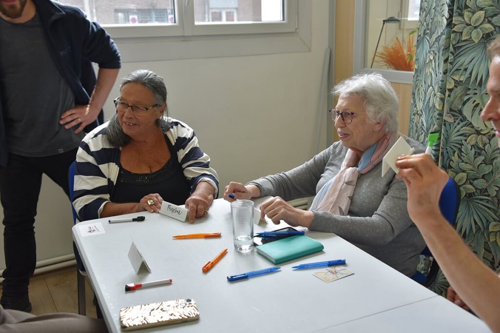 Deux personnes âgées jouent à un jeu de société.