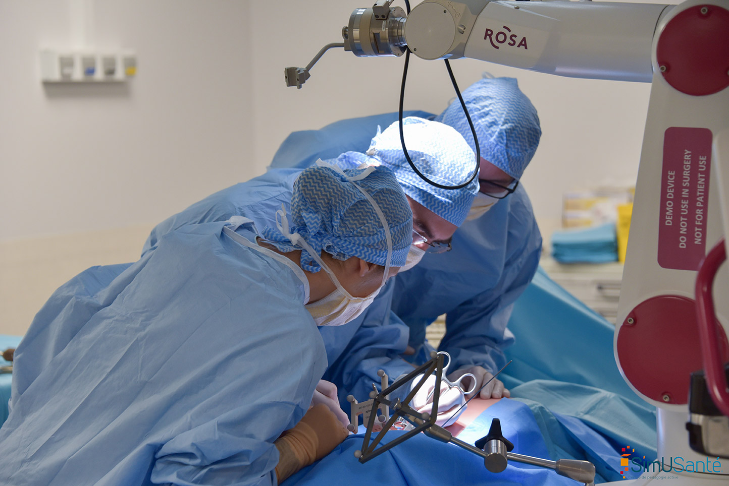 Réaliser une chirurgie mini-invasive dorso-lombaire sous assistance robotisée.