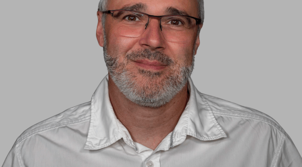 Photo d'Eric Dessenne, cadre supérieur de santé, référent escape game et e-learning à SimUSanté