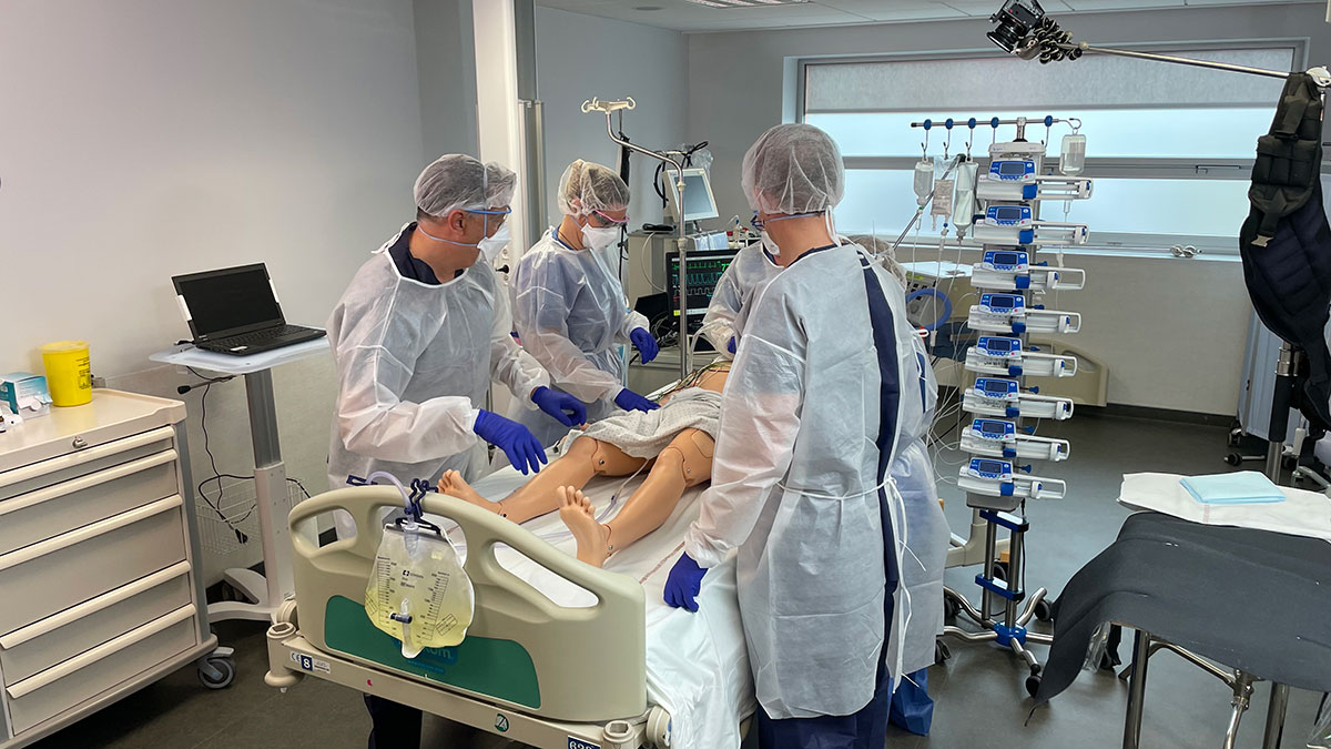 Cette formation a pour objectif de mettre en confiance les futurs soignants amenés à prendre un poste en réanimation, en leur présentant le matériel spécifique, les soins courants et les situations d’urgences prévalentes.