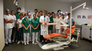 Groupe d'étudiants d'odontologie de l'UPJV et la doyenne de l'UFR dans la salle de simulation du cabinet dentaire à SimUSanté.