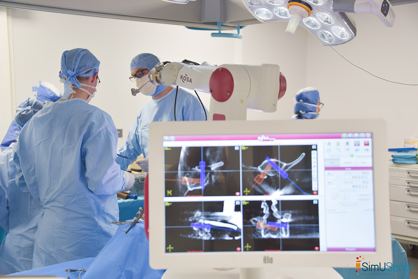 Réaliser une chirurgie stéréotaxique crânienne sous assistance robotisée couplée à un scanner à capteur plan.